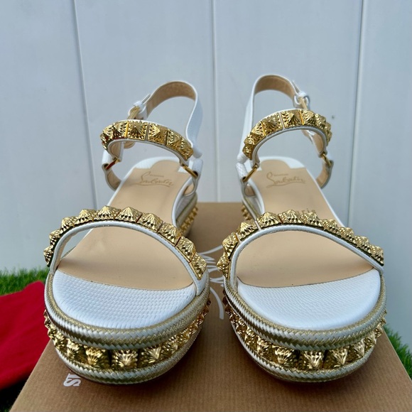CHRISTIAN LOUBOUTIN PYRACLOU 60 FLATFORM SANDALS WHITE LEATHER GOLD STUDS SZ 39 - Picture 9 of 15